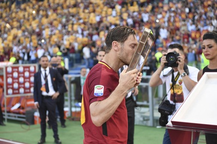 Pallotta consegna a Totti una maglia numero 10
