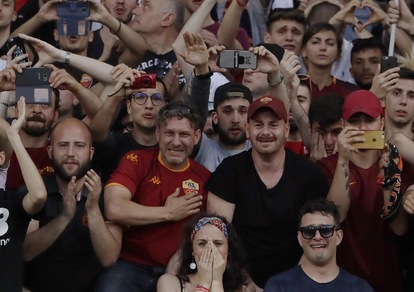 Totti, addio alla Roma: quanti tifosi in lacrime all'Olimpico