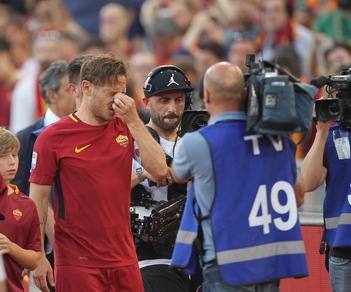 Roma, le lacrime di Totti durante il giro d'addio