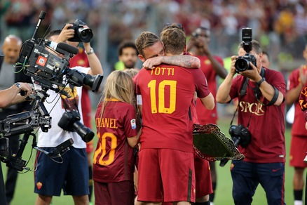 Giocatori della Roma in lacrime per l'addio a Totti