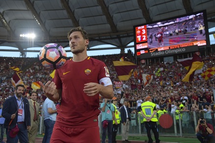 Roma, ecco chi ha preso il pallone calciato da Totti in curva