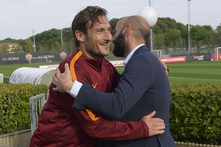 Roma, Monchi su Totti: «25 anni di Gloria, ora spero lavori al mio fianco»