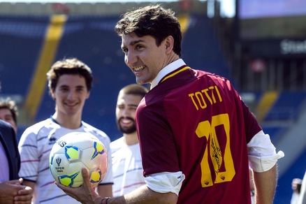 Il premier del Canada, Justin Trudeau con la maglia di Totti