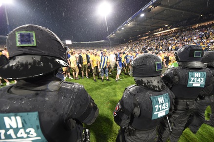 Il Braunschweig perde e i tifosi invadono il campo, li ferma la poliza