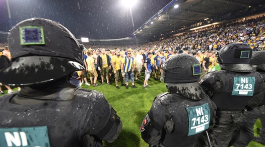 Il Braunschweig perde e i tifosi invadono il campo, li ferma la poliza