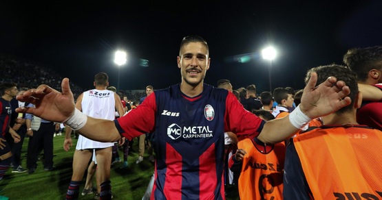Calciomercato, Falcinelli saluta: «Racconterò a mia figlia favola Crotone»