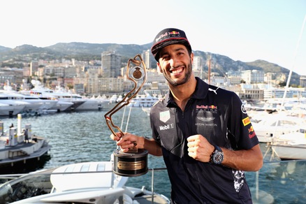 F1, che risate per Ricciardo e Verstappen: sfida in pista con le roulotte