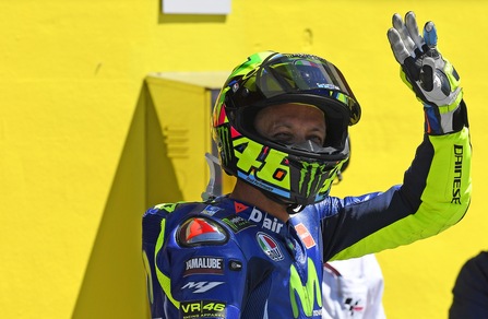 MotoGp, Rossi: «Che dolore al braccio, ma va già meglio»