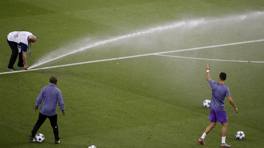 Parte l'impianto di irrigazione: Cristiano Ronaldo non la prende bene
