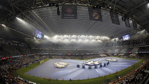 Champions League, la coreografia dei tifosi della Juventus