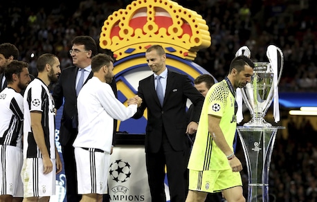 Campane a festa per la sconfitta della Juventus, il parroco si scusa