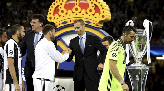 Campane a festa per la sconfitta della Juventus, il parroco si scusa