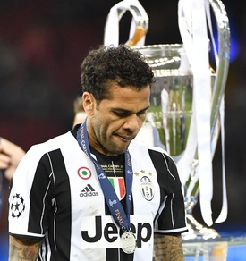 Calciomercato, «Dani Alves alla Juve: 2019 o me ne vado»