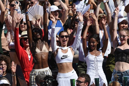 Bella Hadid, sexy divisa da tennista per tifare Ostapenko