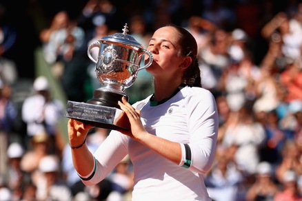 Tennis: Jelena Ostapenko trionfa al Roland Garros