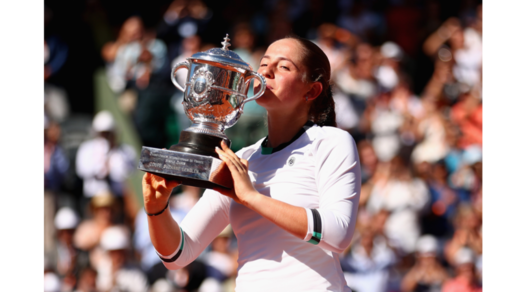 Tennis: Jelena Ostapenko trionfa al Roland Garros