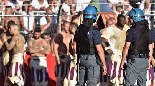 Calcio storico fiorentino, partita degenera in rissa: polizia in campo