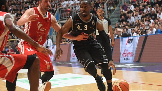 Umeh strapazza Trieste e avvicina la Virtus Bologna alla Serie A