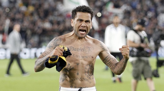 Dani Alves contro Maradona: «Quanti Palloni d'Oro ha vinto?»