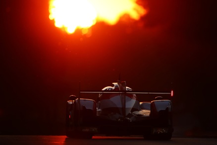 Le Mans, le fantastiche immagini della gara all'alba
