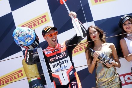 Sbk: festa Marco Melandri, che trionfo a Misano!