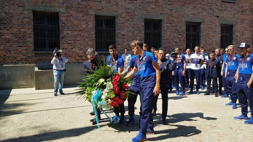 Italia Under 21 in visita ad Auschwitz prima della sfida con la Repubblica Ceca