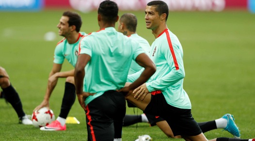 Cristiano Ronaldo non pensa all'addio, che risate in allenamento!