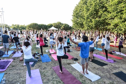 Yoga Day, in centinaia per la seduta al Parco della Musica di Roma