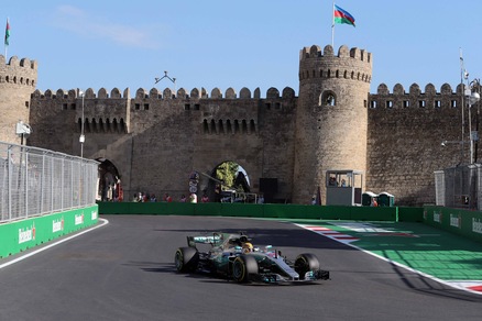 F1 Baku, Hamilton: «Circuito difficile, tanto lavoro da fare»