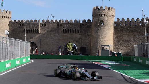 F1 Baku, Hamilton: «Circuito difficile, tanto lavoro da fare»