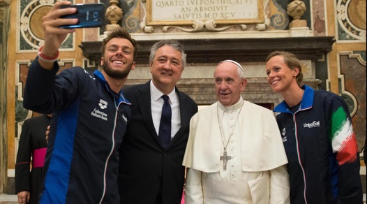 Federica Pellegrini e gli altri azzurri da Papa Francesco: in dono costumi e cuffia