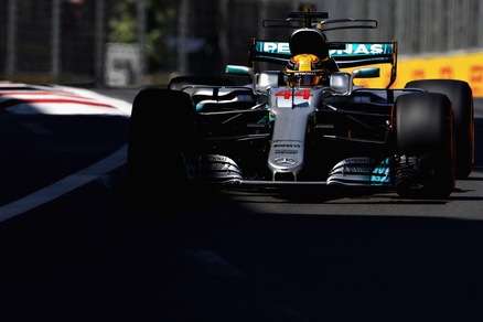 F1, Baku: Hamilton, pole da record! Seconda fila Ferrari