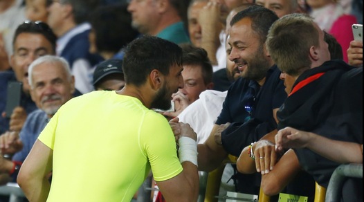 Donnarumma-Raiola, il saluto al termine di Italia-Spagna