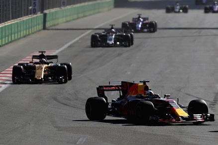 F1: a Baku vince Ricciardo, Vettel 4° davanti a Hamilton