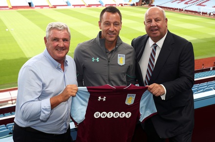 Terry presentato all'Aston Villa: l'ex Chelsea riparte dalla Championship