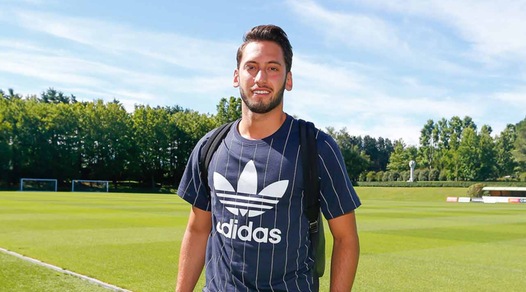Calciomercato Milan, Calhanoglu ufficiale: firma fino al 2021
