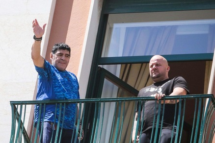 Maradona torna a Napoli: Pibe de Oro acclamato dai tifosi in festa