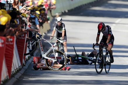 Ciclismo: Sagan cacciato dal Tour de France per una gomitata a Cavendish