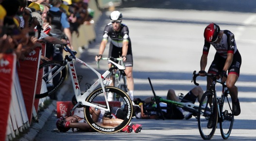 Ciclismo: Sagan cacciato dal Tour de France per una gomitata a Cavendish