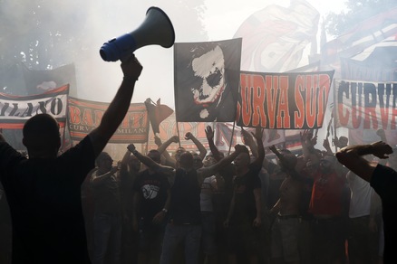 Milan, bagno di folla: tifosi entusiasti a Milanello