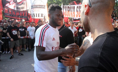 Milan, migliaia di tifosi al raduno. E arriva Conti