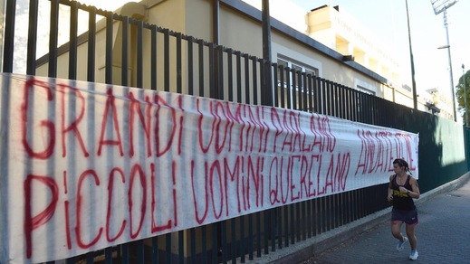 Fiorentina, al raduno cori e striscioni contro la società