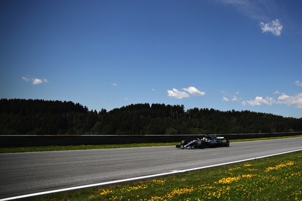 F1, Gp Austria: Hamilton davanti, Vettel 4° nelle prime libere