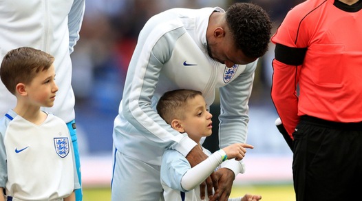 Il piccolo Bradley in fin di vita, Defoe si commuove in conferenza stampa