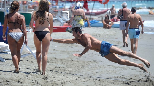 Gigi Buffon al mare con il figlio