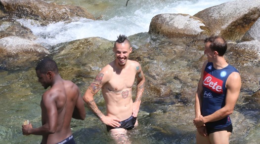 Napoli, bagno in mutande e Hamsik se la ride