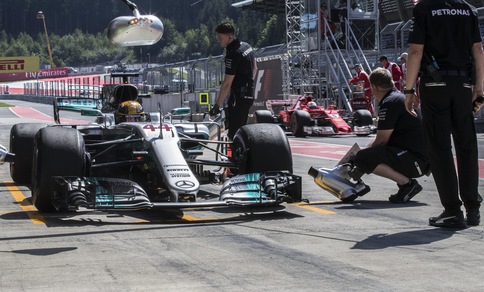 F1, Gp Austria: Hamilton sostituisce il cambio, perderà 5 posti in griglia