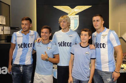Lazio, Marusic allo store biancoceleste: tifosi pazzi della nuova maglia!