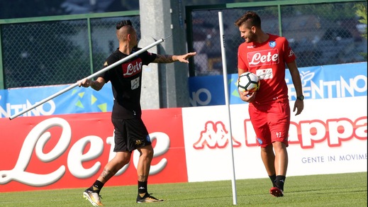 Napoli, Hamsik alle prese con il giavellotto nel ritiro di Dimaro