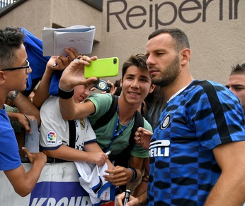 Inter, l'entusiasmo dei tifosi in ritiro: quanti selfie per Handanovic e Murillo!